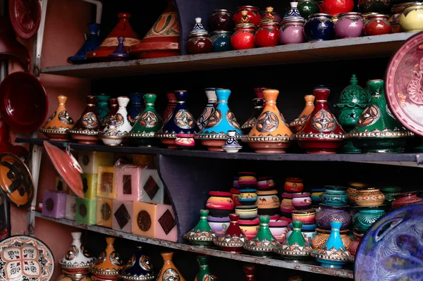 Souvenirs marocains décorés et traditionnels dans le souk médina — Photo