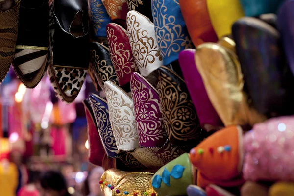 Medine sokak souk süslü geleneksel Fas Ayakkabı — Stok fotoğraf