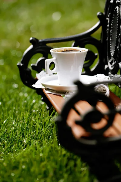 Espresso kaffe på en benk i en park – stockfoto