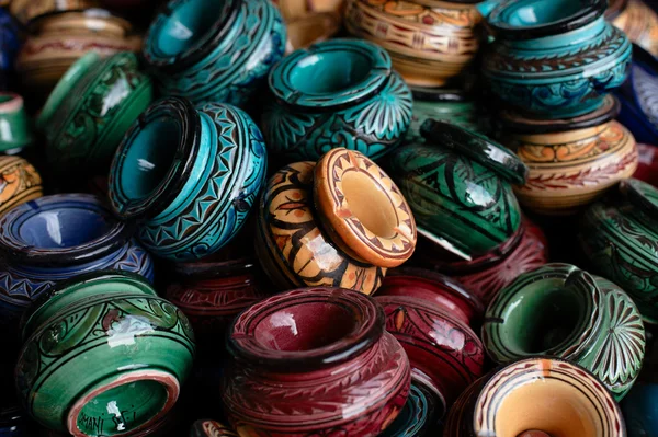 Decorated ashtrays and traditional morocco souvenirs in medina — Stock Photo, Image