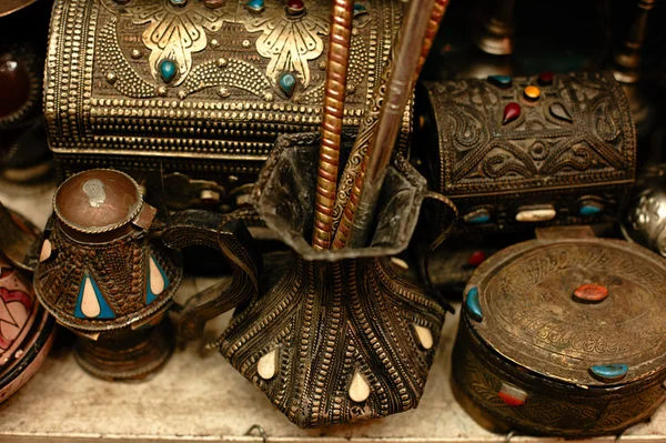 Lembranças tradicionais antigas de morocco em medina souk — Fotografia de Stock