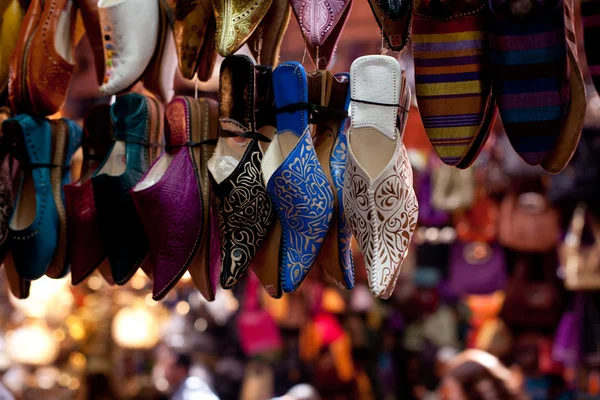 Zapatos marroquíes tradicionales adornados en medina street souk — Foto de Stock