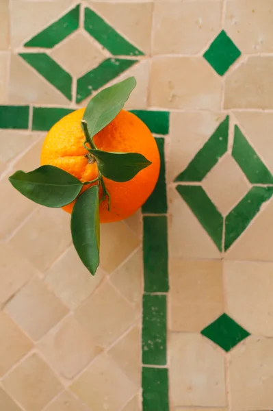 Марокканский апельсин на традиционной мозаичной керамике — стоковое фото
