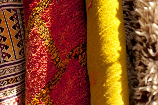 Tapetes marroquinos em uma loja de rua souk — Fotografia de Stock