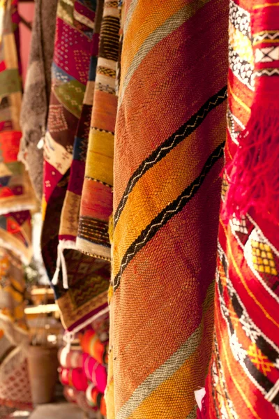 Marockanska mattor i en gatubutik souk — Stockfoto