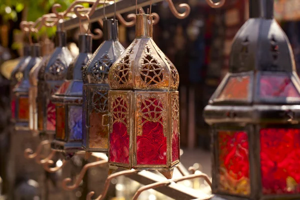 Lămpi de sticlă și felinare metalice din Marrakesh souq — Fotografie, imagine de stoc