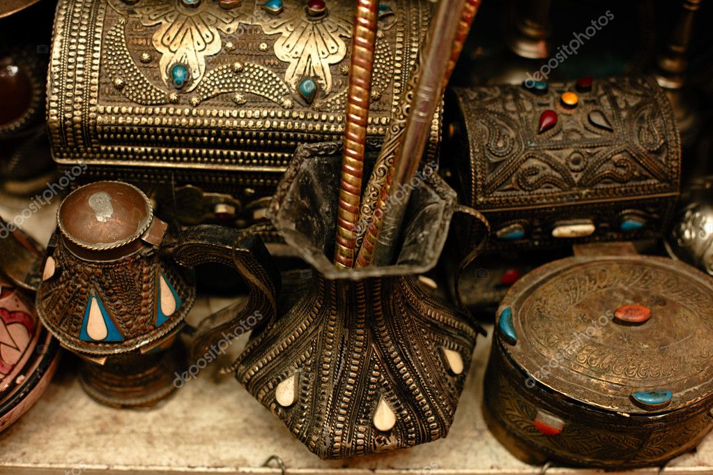 Antique traditional morocco souvenirs in medina souk — Stock Photo