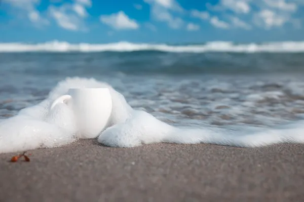 Café expreso en taza blanca con ola oceánica, playa y paisaje marino —  Fotos de Stock