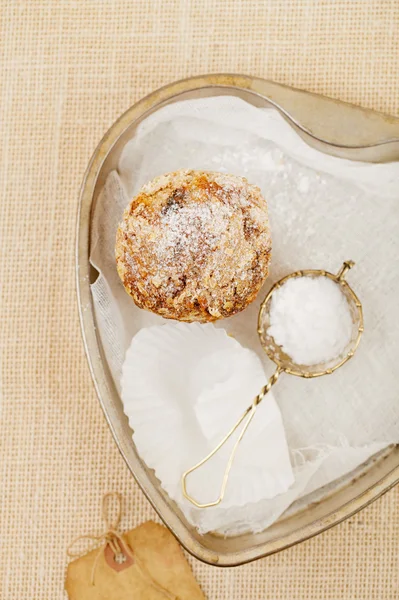 Zdravé muffin, dort zábaly a síto s moučkového cukru — Stock fotografie