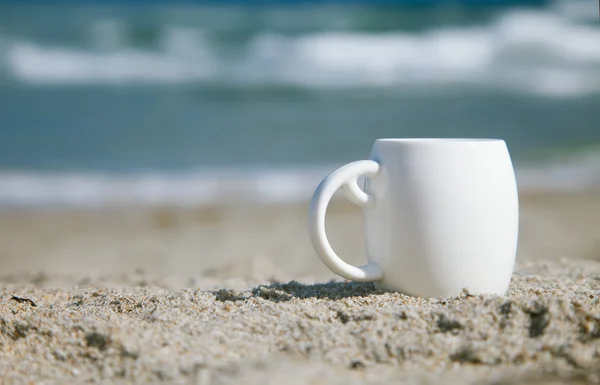 Kawy w Pucharze biały fale oceanu, plaży i seascap — Zdjęcie stockowe