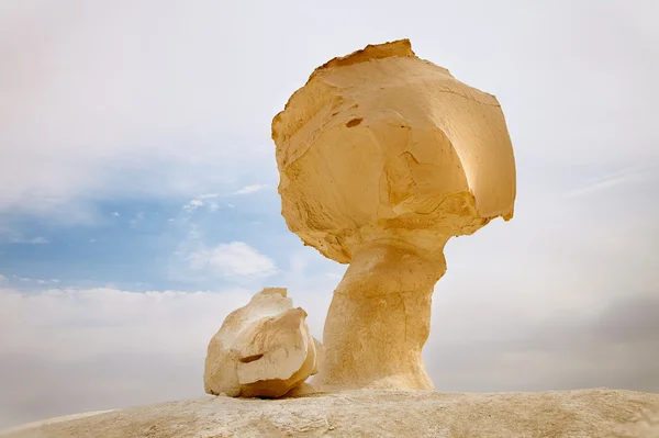 Whit, iki Sfenks kireç taşı oluşumu kayalar benziyor — Stok fotoğraf