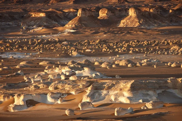 Solnedgången på kalksten bildas stenar i vita öknen — Stockfoto