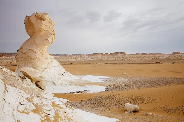 Kireç taşı oluşumu kayalar Batı beyaz çöl, Mısır — Stok fotoğraf