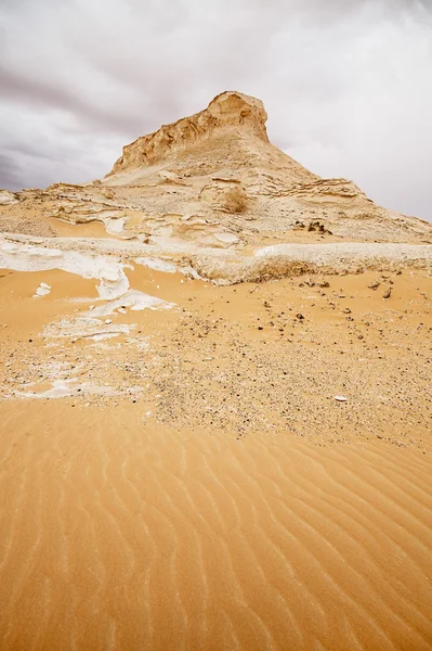 Kalksten formation klippor i västra vita öknen, Egypten — Stockfoto