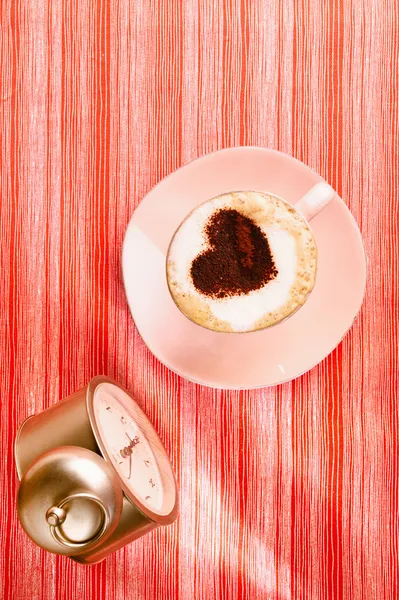 Cappuccino com coração, fundo listrado vermelho — Fotografia de Stock