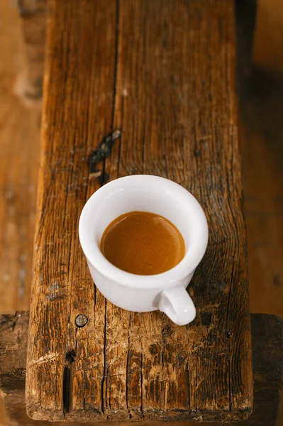 Café expresso em xícara branca grossa no velho banco de madeira — Fotografia de Stock