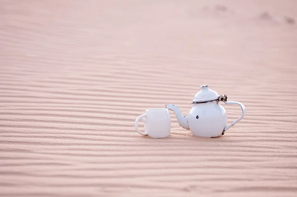Old teapot and cup in sahara sand dune, Grand Sand Sea — Stock Photo, Image