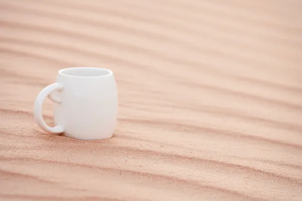 White coffee cup in sahara sand dune, Grand Sand Sea — Stock Photo, Image