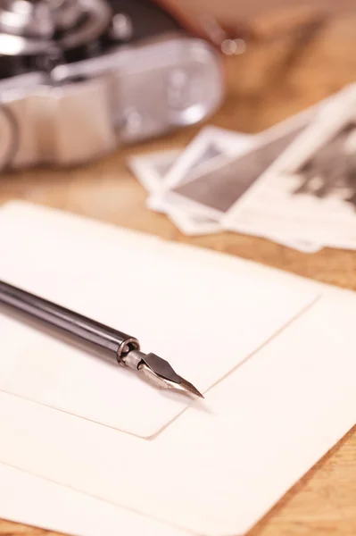 Ročník inkoustové pero, staré fotografie a fotoaparát — Stock fotografie