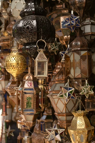 Candeeiros de vidro e metal marroquino em Marrakesh souq — Fotografia de Stock