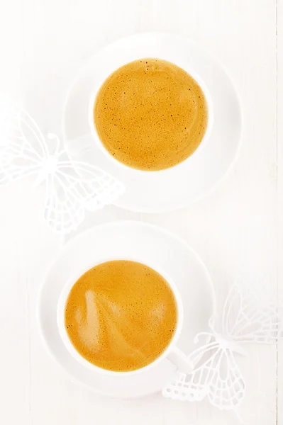 在白色杯子和碟子，白色木制表咖啡 — 图库照片