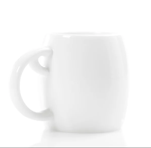 Белая чашка кофе эспрессо на изолированном белом фоне, мелкий — стоковое фото