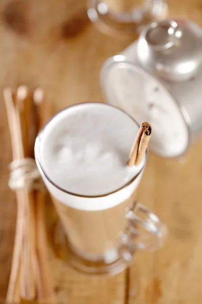 Caffè latte con bastoncini di cannella, concentrarsi su rigidi fine,, superficiale — Foto Stock