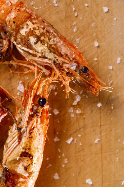 Grilované krevety krevety s solných vloček na dřevo, makro — Stock fotografie