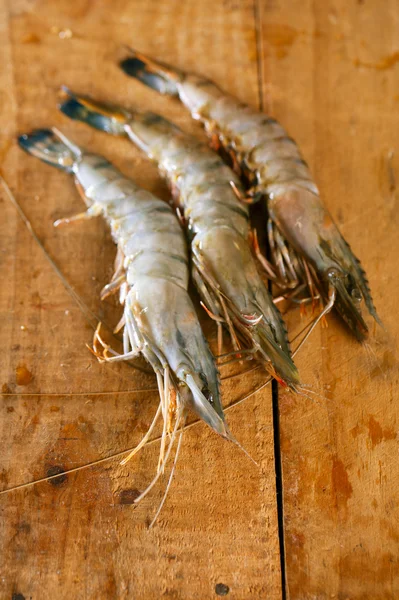 Giant tiger raw shrimps prawns on wood case, macro — Stock Photo, Image