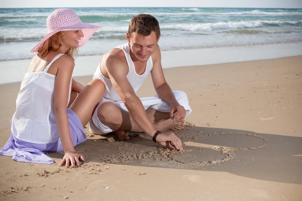 Het beeld van liefde op het zand Stockfoto