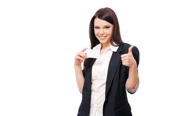 Giovane donna in giacca e camicetta, bianco indica una macchina di credito — Foto Stock