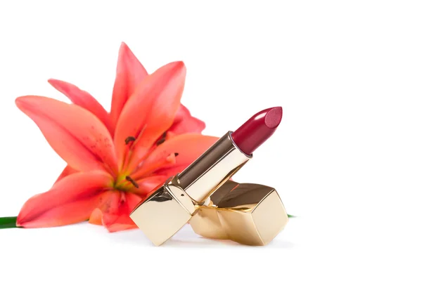 Nieuwe lippenstift en lily bloemen, geïsoleerd op witte achtergrond — Stockfoto