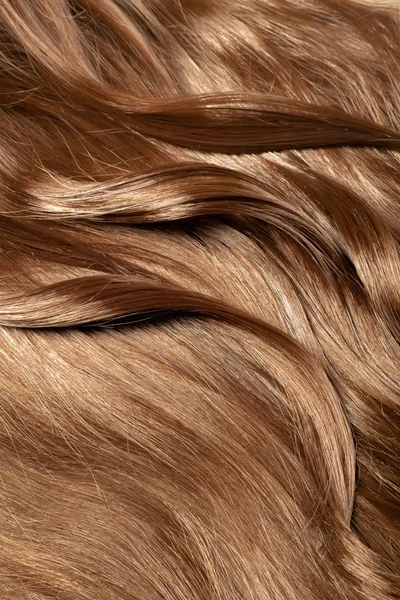 Schöne gesunde glänzende Haarstruktur mit hervorgehobener goldener Str. — Stockfoto