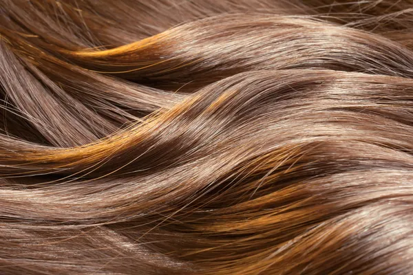 Schöne gesunde glänzende Haarstruktur mit hervorgehobener goldener Str. lizenzfreie Stockbilder