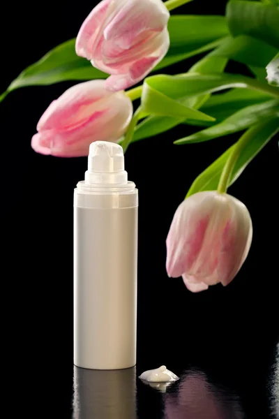 Closeup shot of facial cream/lotion/serum isolated on black — Stock Photo, Image