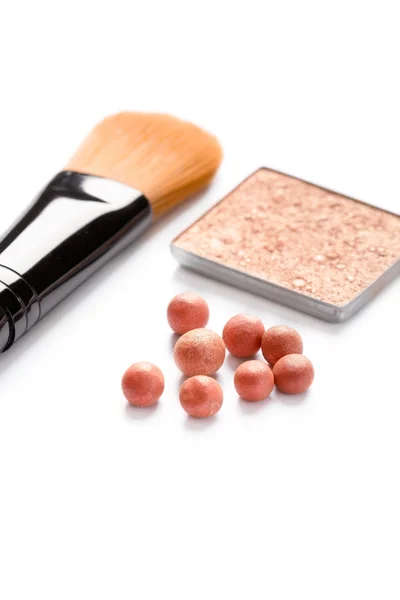 Blusher / palle di polvere e un pennello cosmetico, primo piano shot — Foto Stock