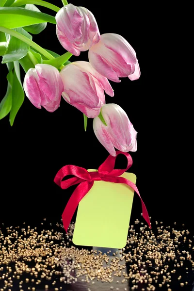 Piękne tulipany i znacznik puste prezent z kokardą — Zdjęcie stockowe