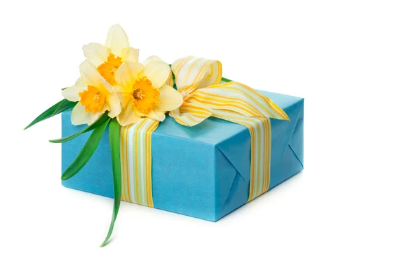 Beautiful gift box with a bunch of daffofilds — Stock Photo, Image