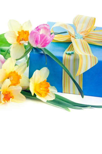 Belle boîte cadeau avec un bouquet de fleurs de printemps — Photo