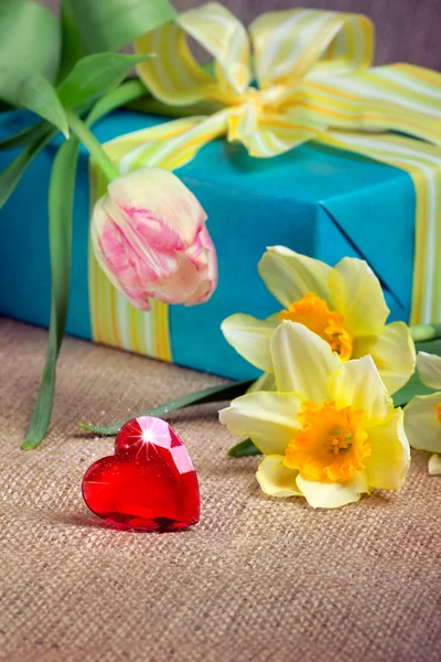 Valentýna koncept: červené srdce s krabičky a květiny — Stock fotografie