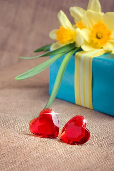 Valentýna koncept: červené srdce s krabičky a květiny — Stock fotografie