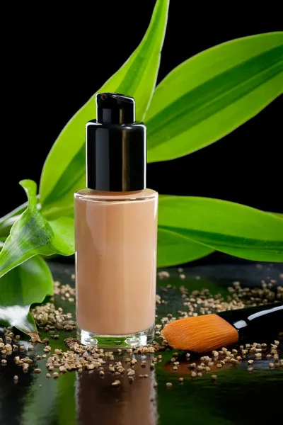 Crema fondante con pennello cosmetico e bambù, isolata su b — Foto Stock