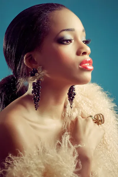 Belle jeune femme noire avec maquillage des yeux foncés et lèvres rouges — Photo