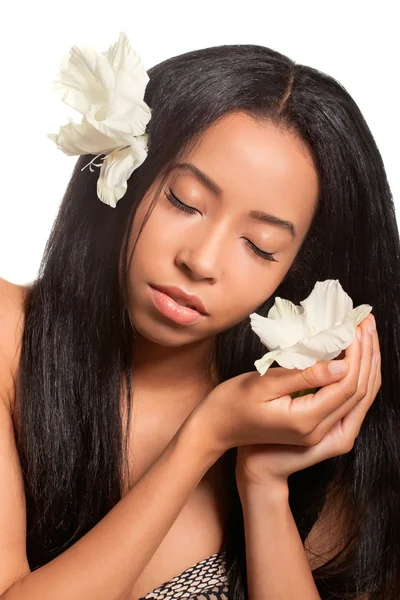 Gyönyörű fiatal nő, virágokkal a hajában, és az arany tan egy — Stock Fotó