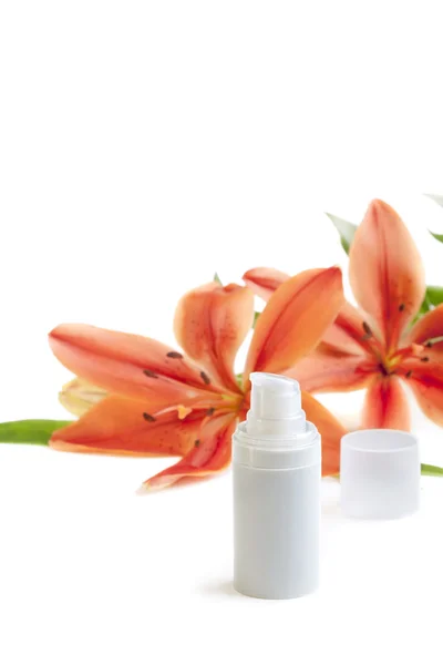 Face cream/lotion with lily flowers, closeup shot, on white — Stock Photo, Image