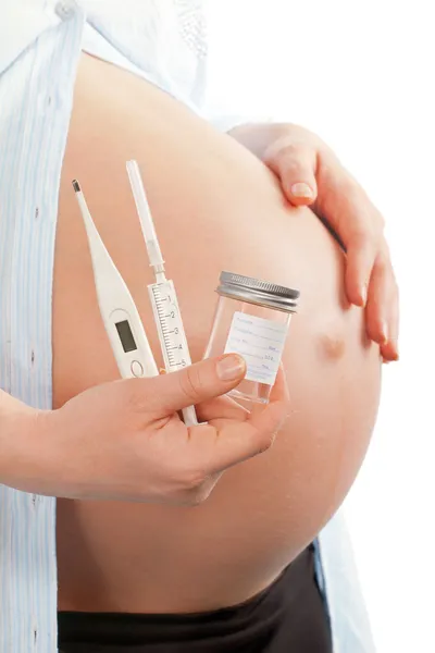 Mujer embarazada con equipo médico para chequeo médico — Foto de Stock