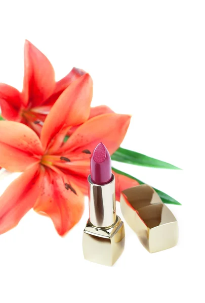 Ny leppestift og liljeblomster, isolert på hvit bakgrunn – stockfoto