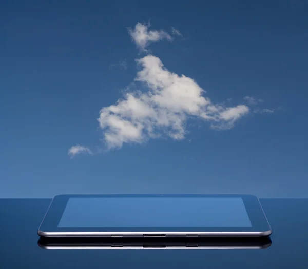 Облачные вычисления с планшетом — стоковое фото
