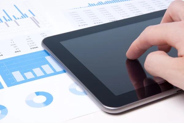 Analista de negócios moderno com tablet PC — Fotografia de Stock