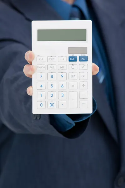 Employé de bureau avec calculatrice — Photo